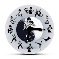 une horloge murale arts martiaux chinois avec bruce lee au milieu qui représente les heures et les minutes