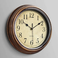une horloge murale rétro cadran brun avec 12 chiffres