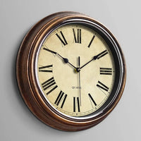 une horloge murale vintage année 30 au cadran 30 cm brun et au chiffres romains