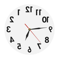 une horloge murale inversée originale blanche