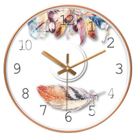 horloge murale scandinave avec une plume colorée