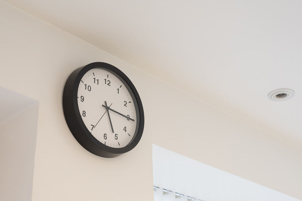 À quelle hauteur accrocher une horloge murale ?