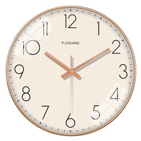 Horloge murale design moderne de style scandinave avec chiffres arabes, contour doré et aiguilles dorées. Horloge décorative élégante et minimaliste idéale pour un salon, une chambre ou une décoration intérieure contemporaine.