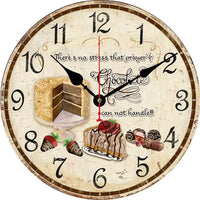 Horloge murale cuisine avec dessert au chocolat gourmand sur fond beige vintage
