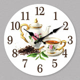 Horloge murale cuisine avec tasse de thé blanche décorée de fleurs élégantes avec aussi théière