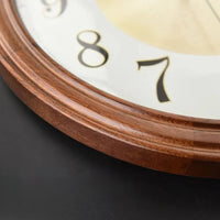 une horloge murale vintage de près du coin
