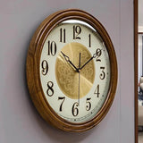une horloge murale vintage de luxe incliné sur le mur