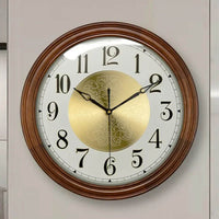 une horloge murale vintage de luxe au mur