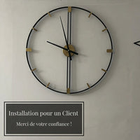 Photo client d'une grande horloge murale ronde en métal installée avec un message de remerciement