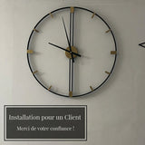 Photo client d'une grande horloge murale ronde en métal installée avec un message de remerciement