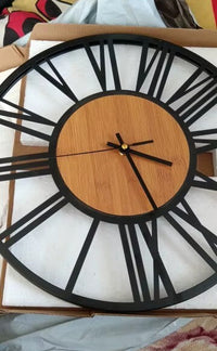 photo de client pour Cette horloge murale en bois et métal de 40 cm associe un style industriel et scandinave à une forme ronde et minimaliste,