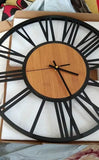 photo de client pour Cette horloge murale en bois et métal de 40 cm associe un style industriel et scandinave à une forme ronde et minimaliste,
