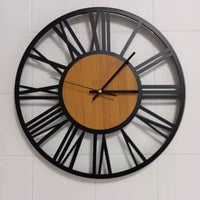 photo client pour Cette horloge murale en bois et métal de 40 cm associe un style industriel et scandinave à une forme ronde et minimaliste, idéale pour la cuisine