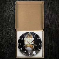 L'horloge murale soigneusement rangée à l'intérieur de sa boîte d'emballage en carton kraft.