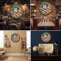 horloge murale américaine Route 66 dans quatre ambiances décoratives distinctes : un garage vintage à gauche, un restaurant rétro en haut, un salon chaleureux en bas à gauche et un bureau studieux à droite.
