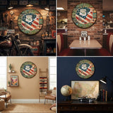 horloge murale américaine Route 66 dans quatre ambiances décoratives distinctes : un garage vintage à gauche, un restaurant rétro en haut, un salon chaleureux en bas à gauche et un bureau studieux à droite.