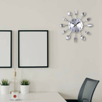 Horloge murale design argentée avec couverts pour décoration de cuisine dans une salle a manger