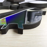 Cette vue rapprochée met en évidence l'épaisseur de la mousse EVA et la finition en acrylique miroir de haute qualité qui composent chaque chiffre de l'horloge murale 3D DIY. Ce design en relief permet d'obtenir un effet d'optique saisissant et moderne, garantissant une durabilité et une esthétique soignée sur votre mur.
