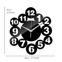 medure et diamètre de l' horloge murale au design moderne, composée d'une structure en forme de cercles noirs imbriqués affichant des chiffres blancs contrastés.