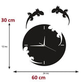 diamètre 30 cm de l'Horloge murale noire au design de salamandre et gecko, avec des décorations murales de lézards en métal et des détails découpés, dans un intérieur de pièce de collection de reptiles avec terrariums et iguane.