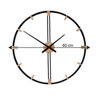 Horloge murale decorative salon  moderne de 60 cm de diamètre avec armature en métal noir et éléments dorés.
