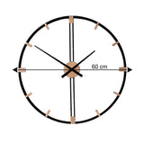 Horloge murale decorative salon  moderne de 60 cm de diamètre avec armature en métal noir et éléments dorés.