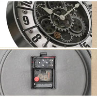 Gros plan sur le cadran à chiffres arabes et sur le boîtier arrière du mécanisme à piles d'une horloge murale industrielle