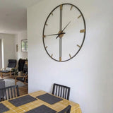 Grande horloge murale décorative salon de style moderne suspendue dans une salle à manger.