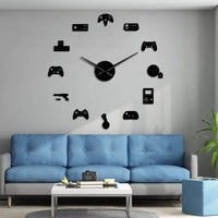 Grande horloge murale gamer noire en kit avec manettes et touches de clavier pour la décoration d'un salon ou d'une salle de jeux