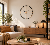 Salon lumineux et chaleureux décoré avec une grande horloge murale ronde en métal noir de 60 cm