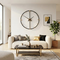 Horloge murale ronde moderne de 60 cm en métal noir suspendue au-dessus d'un meuble de salon avec plante moderne