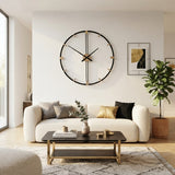Horloge murale ronde moderne de 60 cm en métal noir suspendue au-dessus d'un meuble de salon avec plante moderne