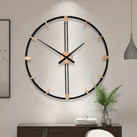 grande horloge murale moderne en metal noir et doré design ronde de 60 cm dans le salon au dessus du meuble moderne