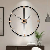grande horloge murale moderne en metal noir et doré design ronde de 60 cm dans le salon au dessus du meuble moderne