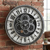 Gros plan d'une horloge murale style industriel avec engrenages mécaniques fixée sur un mur de briques rouges