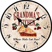 Horloge murale cuisine de grand-mère avec part de tarte aux cerises, inscription « Grandma's Kitchen » et fond beige au style vintage.