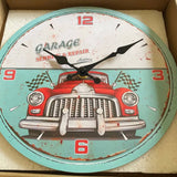image provenant d'un avis client  de l'horloge murale vintage Garage "SERRURE & REPAIR", avec son design de voiture  automobile de course rouge rétro des années 60 et son contour bleu sarcelle, sur fond blanc.