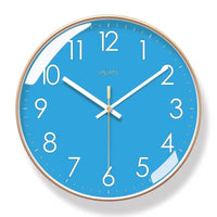Horloge murale bleu ciel de 30 cm au style moderne et design, avec aiguilles et chiffres blancs, décoration scandinave pour cuisine, salon ou chambre avec contour doré.