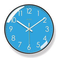 Horloge murale bleu ciel de 30 cm au style moderne et design, avec aiguilles et chiffres blancs, décoration scandinave pour cuisine, salon ou chambre.