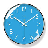 Horloge murale bleu ciel de 30 cm au style moderne et design, avec aiguilles et chiffres blancs, décoration scandinave pour cuisine, salon ou chambre.