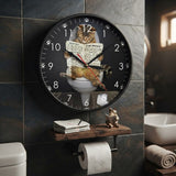 une horloge murale décorative, intitulée "Cat News," qui montre un chat tigré assis sur des toilettes, lisant un journal. L'horloge est positionnée au-dessus d'un support en bois qui comprend des journaux pliés, un petit chat miniature lisant un livre et un rouleau de papier toilette avec des motifs de pattes de chat. La scène est dans une salle de bain avec des carreaux muraux sombres.