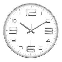 une horloge murale grise avec grand chiffre pour la cuisine