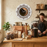 Horloge murale cuisine café au lait accrochée derrière le comptoir d'un bar à café barista
