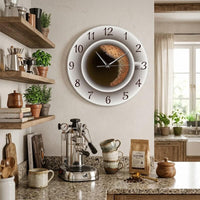 Horloge murale cuisine café au lait accrochée au-dessus d'une machine à café espresso