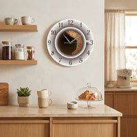 Horloge murale cuisine café au lait dans une cuisine chaleureuse avec croissants et tasses