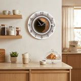 Horloge murale cuisine café au lait dans une cuisine chaleureuse avec croissants et tasses