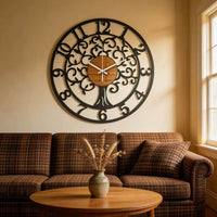 Horloge murale décorative Arbre de Vie style industriel installée au-dessus d'un canapé dans un salon chaleureux.