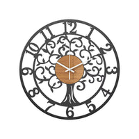 Horloge murale design moderne Arbre de Vie en métal noir et bois dans une chambre à coucher élégante, style industriel.
