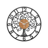 Horloge murale design moderne Arbre de Vie en métal noir et bois dans une chambre à coucher élégante, style industriel.