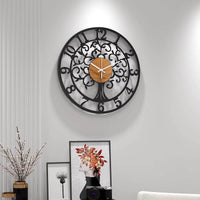 Horloge murale Arbre de Vie en métal et bois mise en valeur sur un mur intérieur épuré avec décoration florale